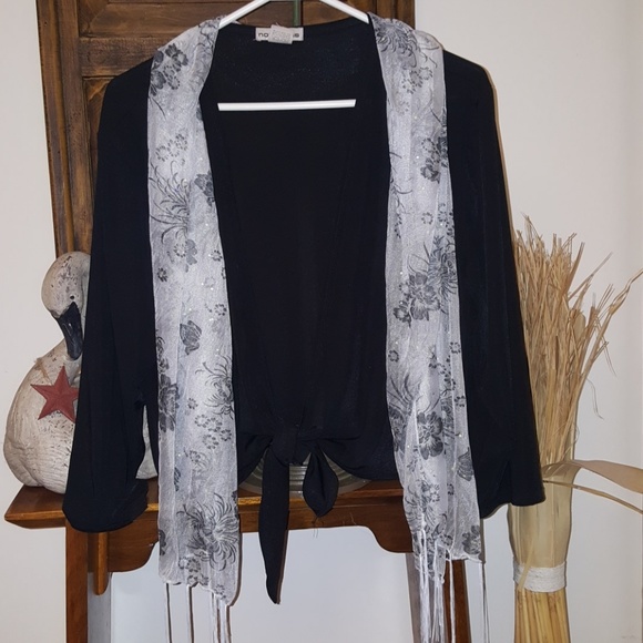 Notations Tops - Black top with scarf